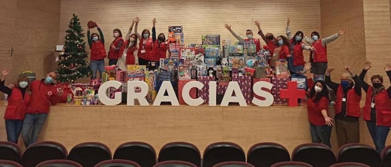 Juguetes recogidos en el salón de actos de Cruz Roja