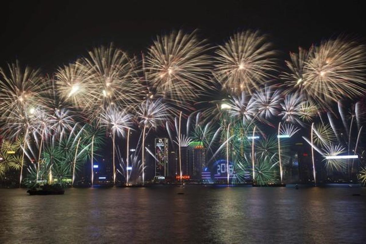 L’espectacle pirotècnic amb què han rebut l’any nou els habitants de Hong Kong.