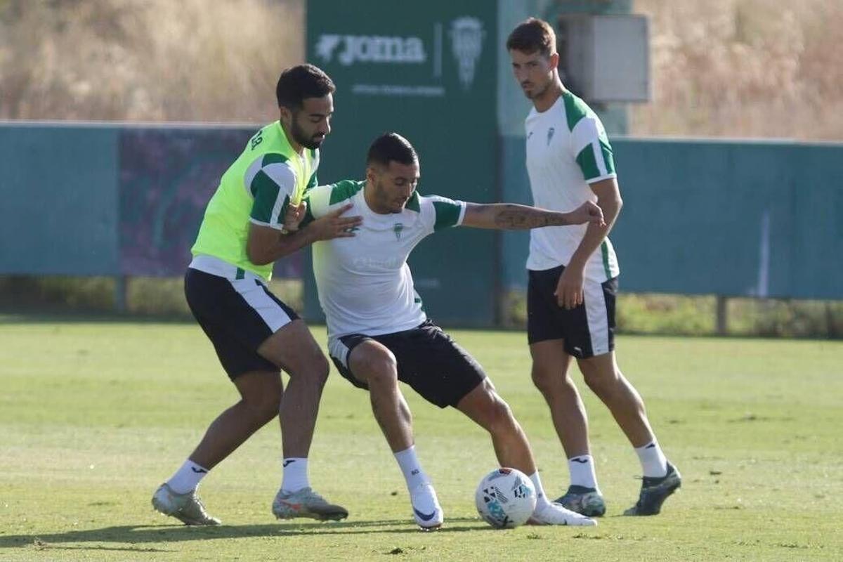 1. Sergi Guardiola. El delantero mallorquín (en el centro de la imagen), procedente del Rayo Vallecano, abrió el mercado estival para los blanquiverdes. Regresa al club ocho temporadas después, tras una amplia carrera en Primera División. Firmó hasta 2026. 1. Sergi Guardiola. El delantero mallorquín (en el centro de la imagen), procedente del Rayo Vallecano, abrió el mercado estival para los blanquiverdes. Regresa al club ocho temporadas después, tras una amplia carrera en Primera División. Firmó hasta 2026.