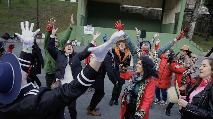 El espíritu de Tino Casal reúne a decenas de fans en Tudela Veguín