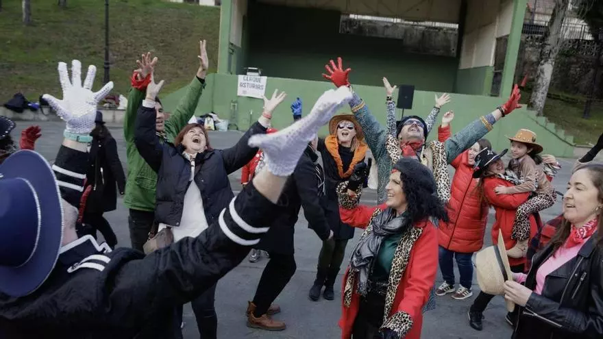 El espíritu de Tino Casal reúne a decenas de fans en Tudela Veguín