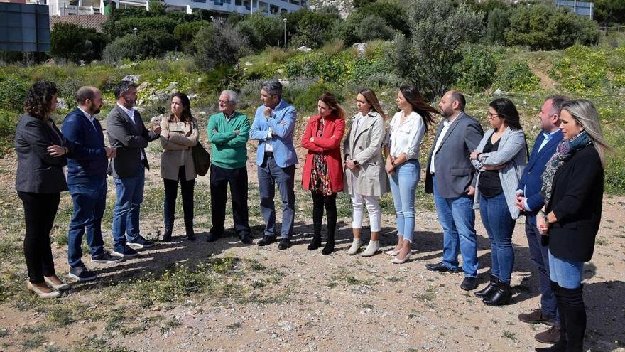 El alcalde de Benalmádena, Víctor Navas, con los diputados del PSOE, en la parcela que el Consistorio cedió a la asociación de alzheimer.