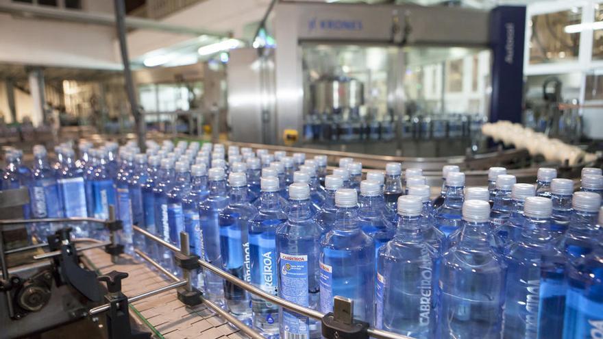 Botellas de agua de Cabreiroá en una cadena de envasado.