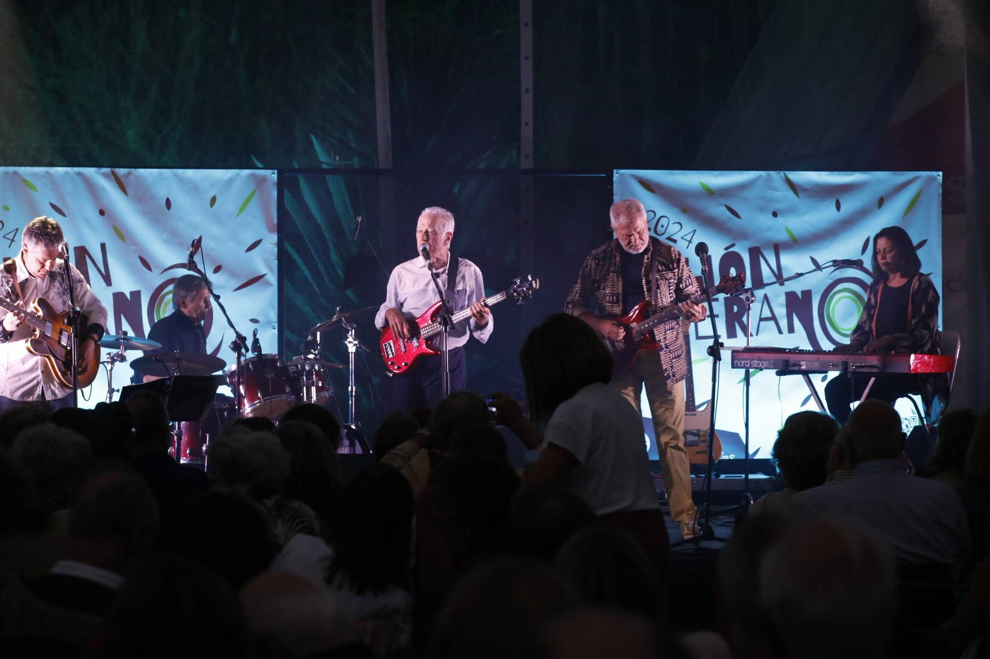 El grupo gijonés "Plana Mayor" abre los conciertos del Jardín Botánico (en imágenes)