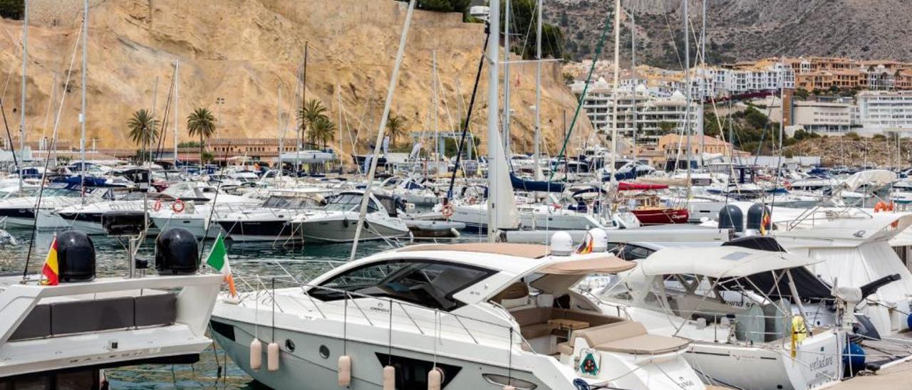 La Guardia Civil investiga si disfrutaba de yates de lujo en el puerto en Altea