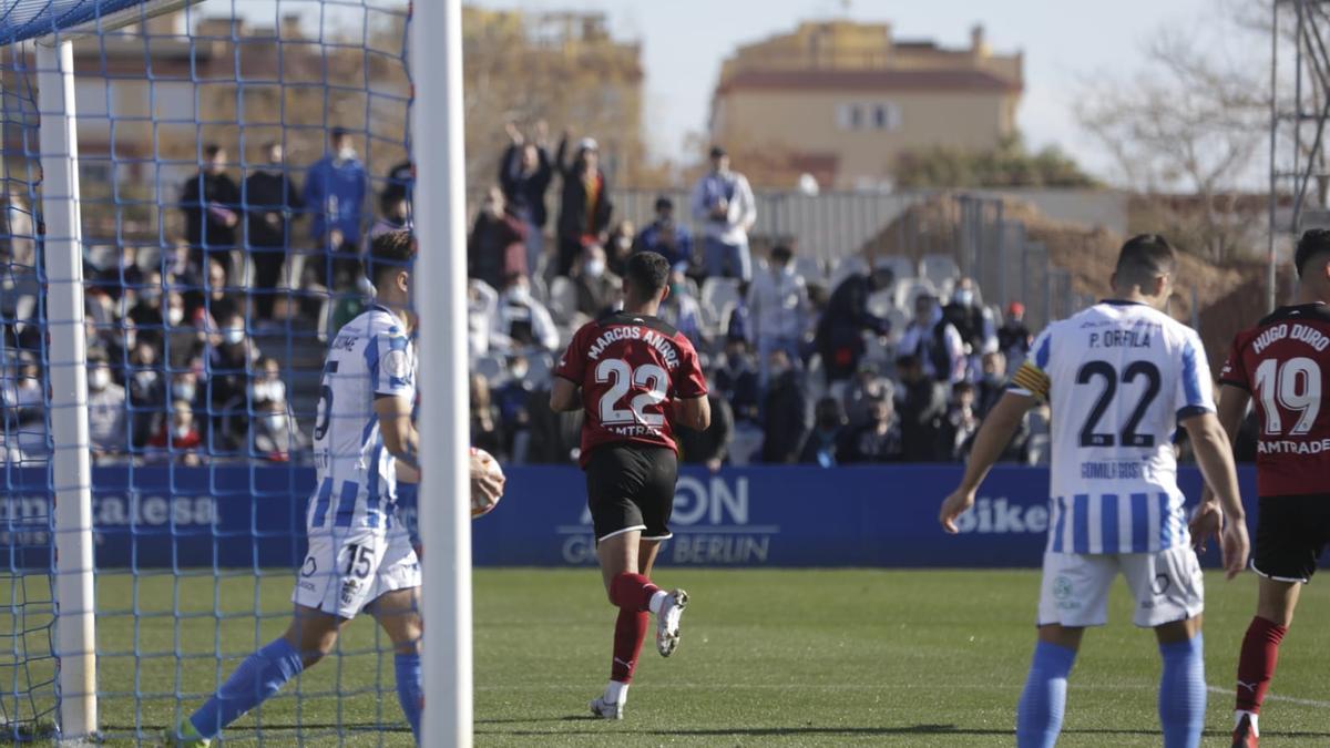 Josep Jaume recoge el balón del fondo de las mallas.