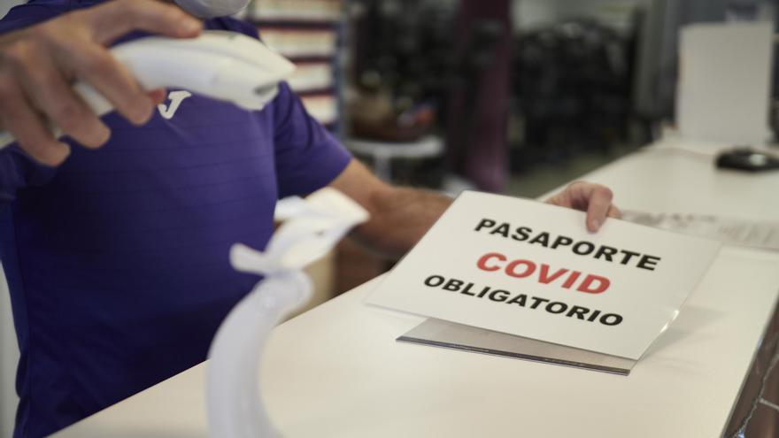 El pasaporte covid no frena ómicron: las comunidades que lo usan sufren la misma incidencia que el resto