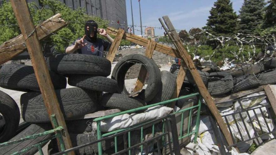 Una barricada de las milicias prorrusas en el centro de Donetsk, en el este de Ucrania.  // Reuters