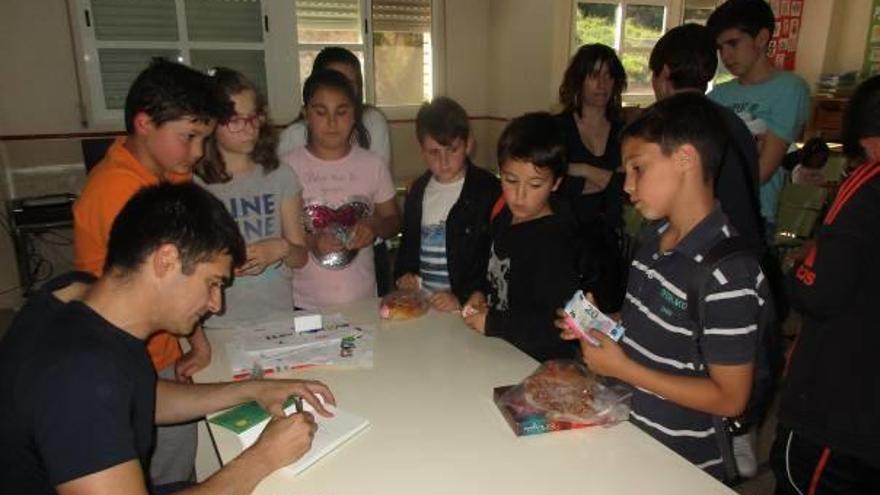 El autor castellonense, durante la firma de libros en Alfondeguilla.