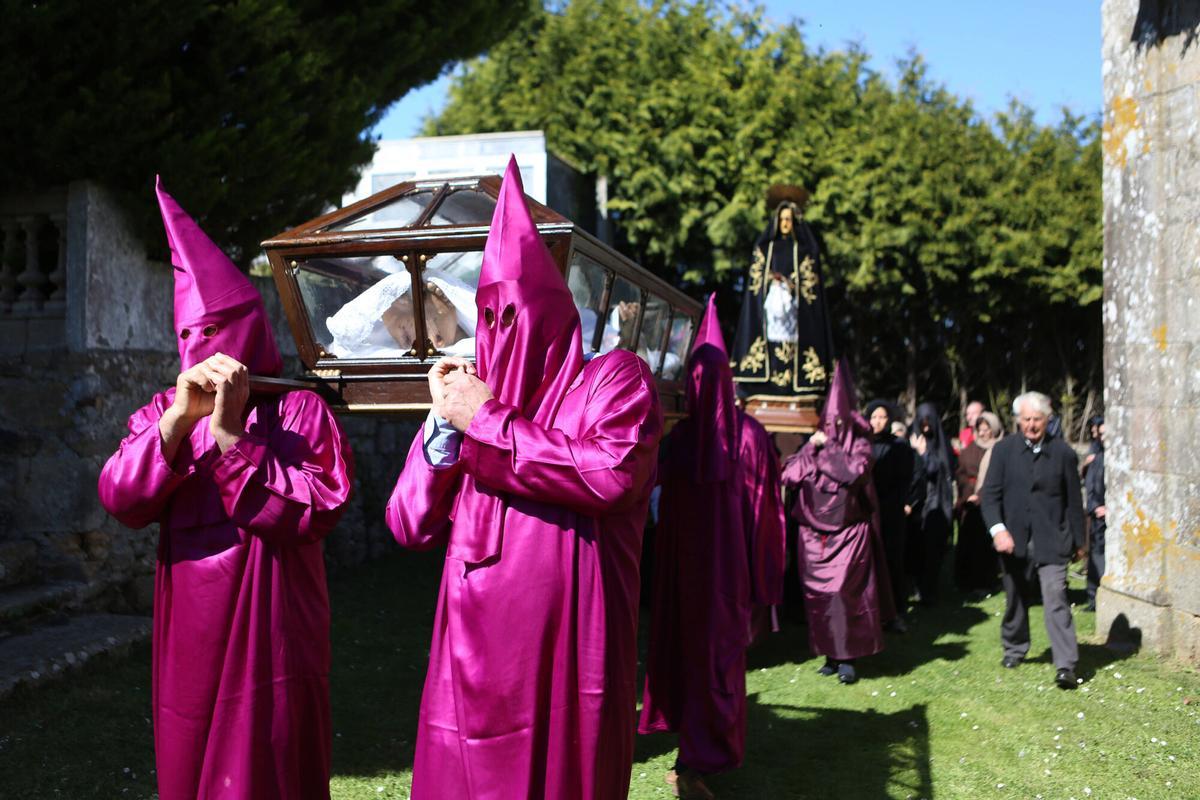 Procesión en la parroquia cruceña de Oirós Procesión en la parroquia cruceña de Oirós