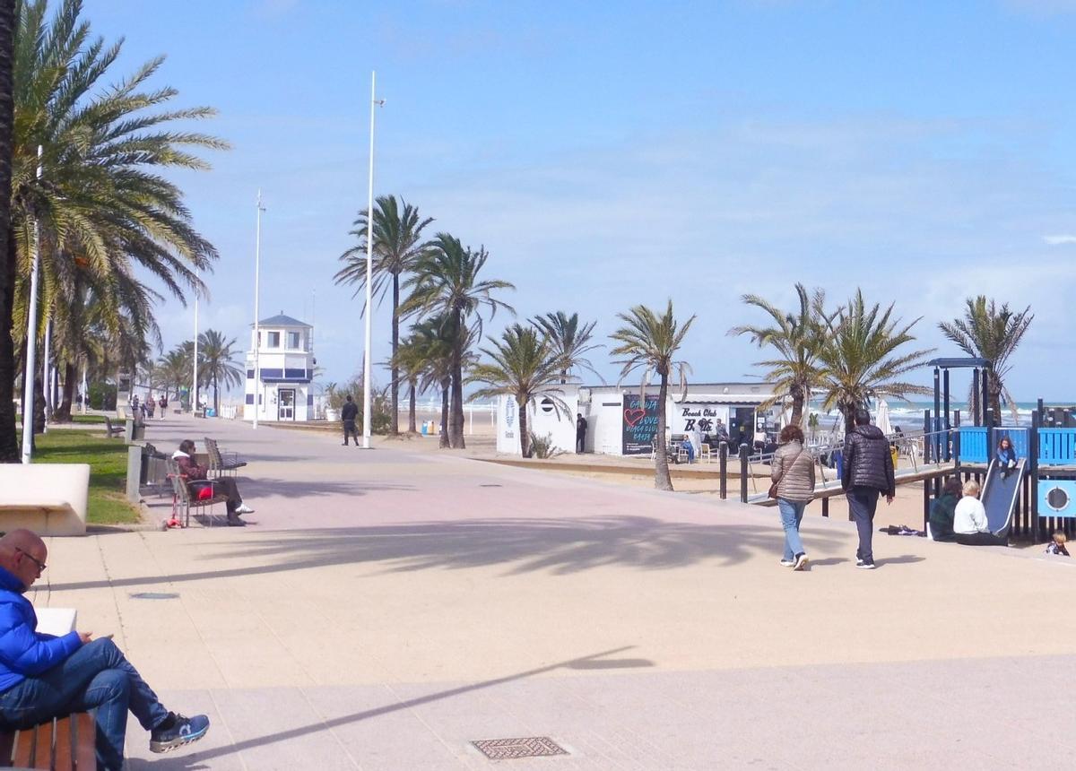 Aspecto del paseo marítimo de Gandia este jueves a mediodía.