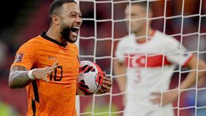 Memphis celebra uno de los tres goles que marcó a Turquía.