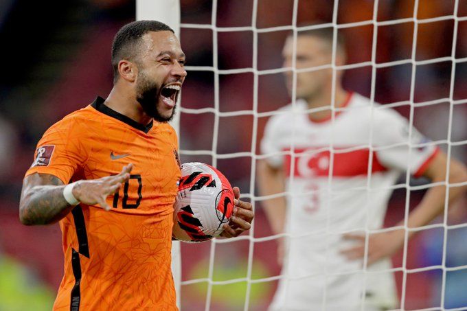 Memphis celebra uno de los tres goles que marcó a Turquía.