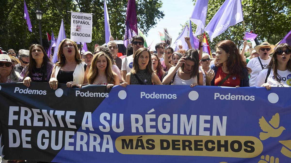 La eurodiputada de Sumar, Estrella Galán (2i); la portavoz de Podemos en el Congreso, Ione Belarra (4i); la eurodiputada de Podemos, Irene Montero (5i) y la portavoz de Podemos, Isabel Serra (1d), durante una manifestación contra el rearme y la militarización desde Atocha a Sol, a 7 de junio de 2025, en Madrid (España). Sumar, Podemos e IU participan en Madrid en una manifestación contra el rearme, para elevar la presión al Gobierno para que rechace el aumento de gasto militar ante la próxima cumbre de la OTAN. La cita está convocada por la 'Asamblea de Madrid contra el rearme y la militarización' . 07 JUNIO 2025;SUMAR;PODEMOS;IZQUIERDA UNIDO;MANIFESTACIÓN;REARME;OPOSICIÓN Jesús Hellín / Europa Press 07/06/2025. ESTRELLA GALÁN;IONE BELARRA;IRENE MONTERO;ISABEL SERRA;Jesús Hellín