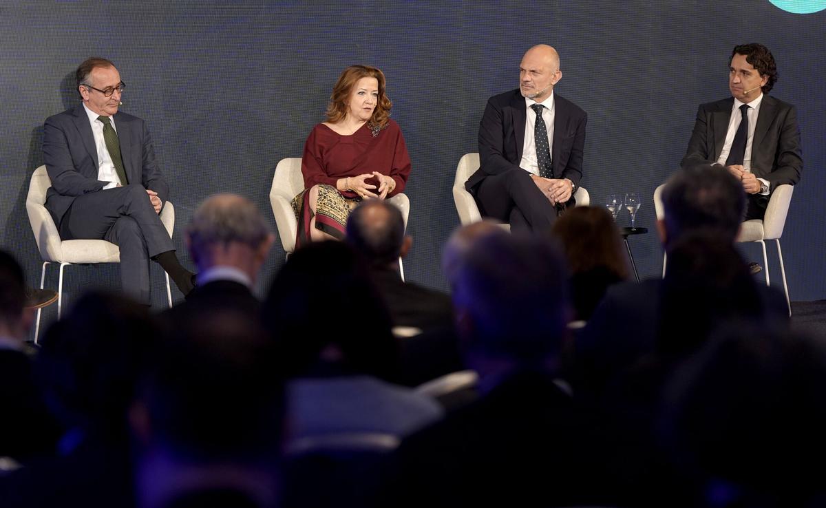 Alfonso Alonso, exministro de Sanidad y presidente de Acento; Fátima Matute, consejera de Sanidad de la Comunidad de Madrid; José María Morera, director de Acceso de Bayer Iberia, y Pablo Crespo, secretario general de Fenin (Federación Española de empresas de Tecnología Sanitaria), durante la mesa ‘De la ciencia a la ciudadanía: innovación al servicio de la salud pública’ 