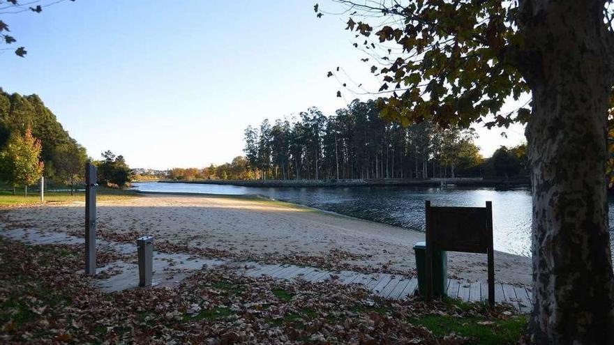 Playa fluvial del Lérez, cuya remodelación comenzará el próximo mes. // G. Santos