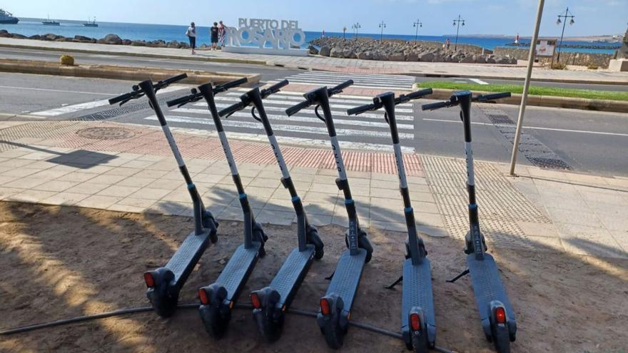 Los patinetes eléctricos campan a sus anchas en Fuerteventura por la falta de regulación