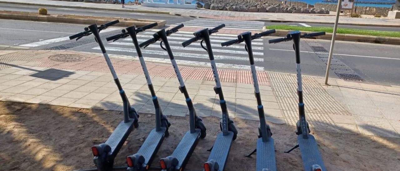 Un grupo de patinetes aparcados en la avenida marítima de Puerto del Rosario. | | ÓSCAR HERNÁNDEZ