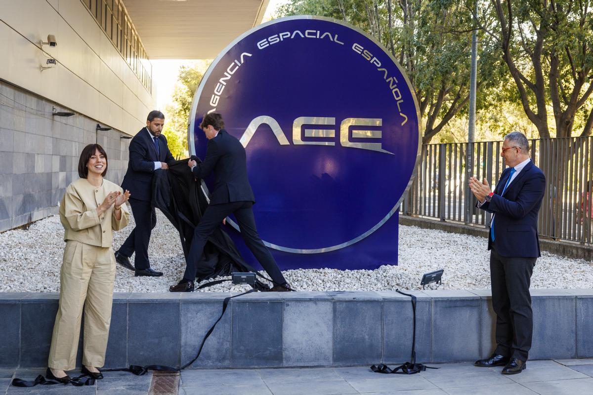 -FOTODELDIA- SEVILLA, 04/10/2024.- La ministra de Ciencia, Innovación y Universidades, Diana Morant, y el director de la Agencia Espacial Española (AEE), Juan Carlos Cortés (d), durante el acto de presentación del logo oficial de la Agencia Espacial Española (AEE), un organismo con sede en Sevilla cuyo objetivo es unificar todas las políticas espaciales en los campos de la ciencia, la tecnología y la industria. EFE/ Julio Muñoz