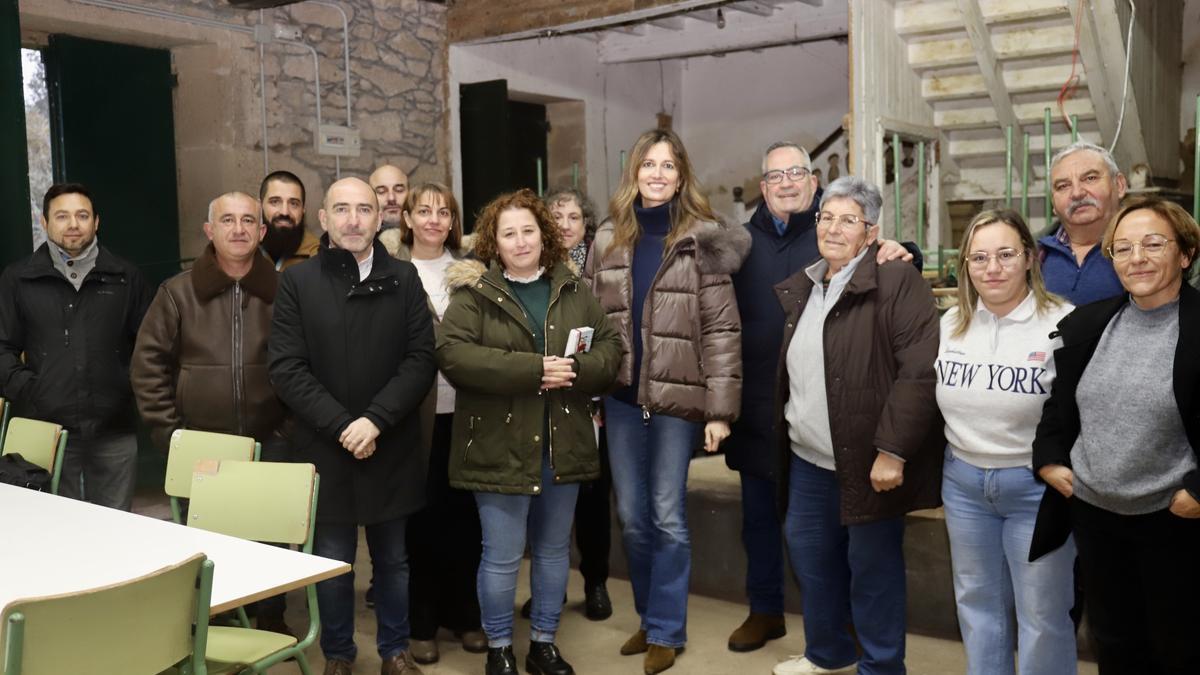 La directora xeral de Administración Local, la más alta del grupo, con políticos y vecinos en la sede