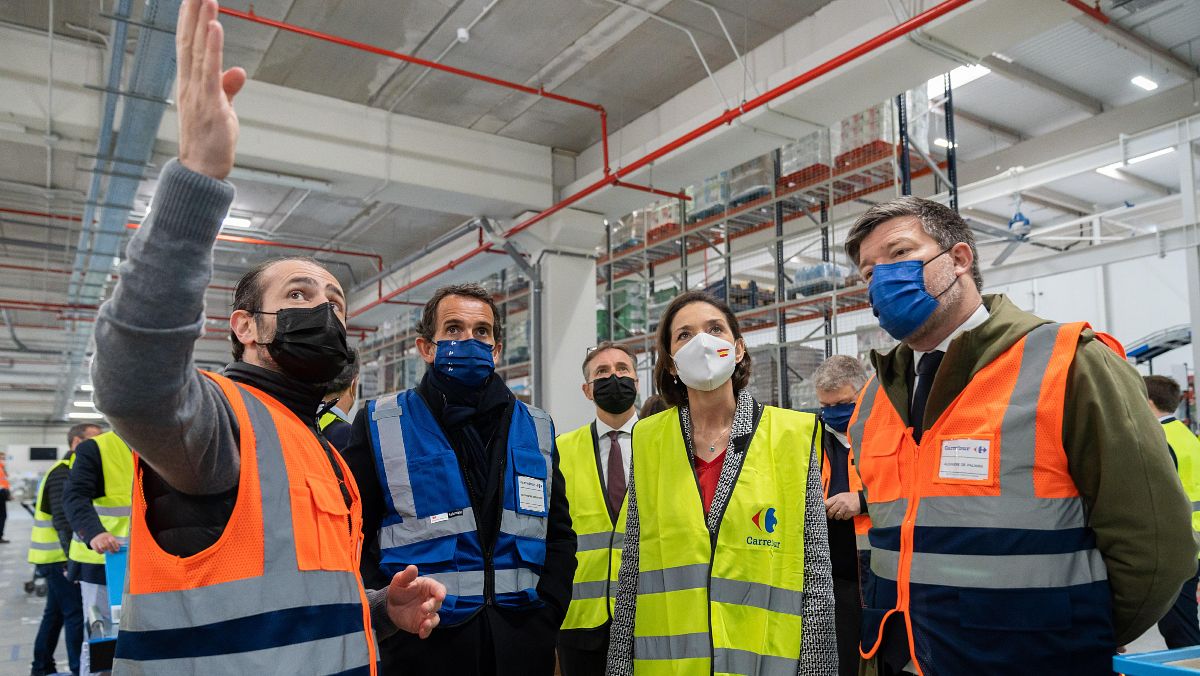 La ministra Reyes Maroto en la inauguración de la planta específica para venta 'on line' de alimentación de Carrefour.