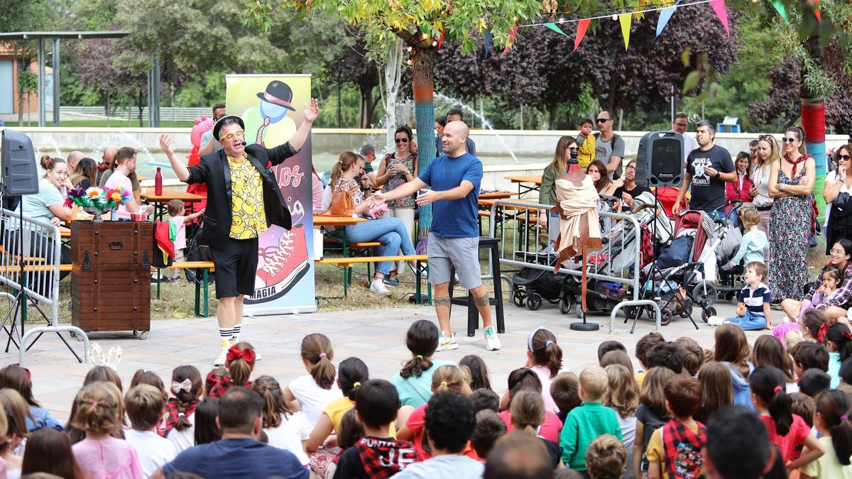 Carlos Sicilia durante su espectáculo de magia con un voluntario del público.