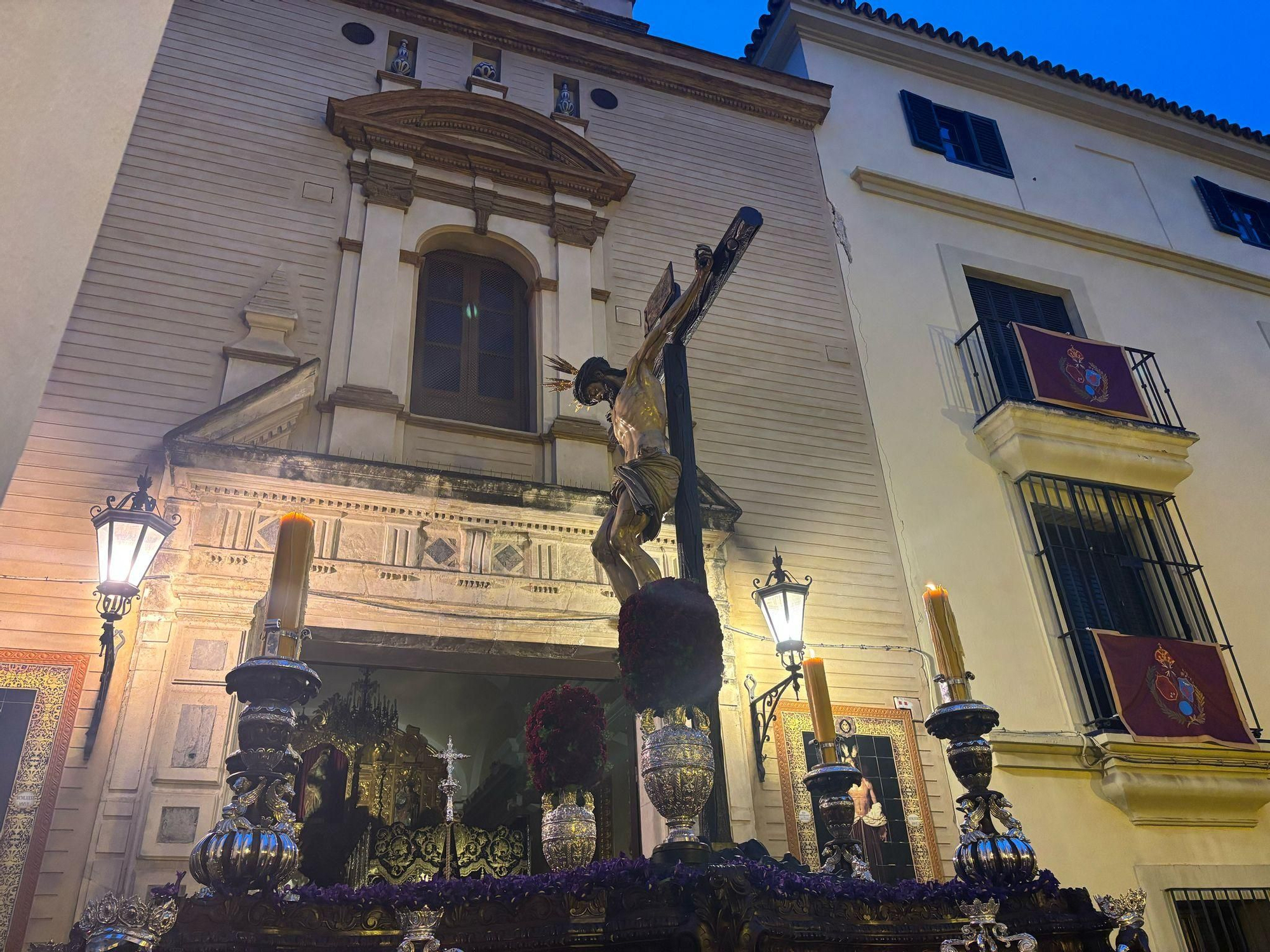 El Cristo del Calvario llega a la capilla de Molviedro en la que recibe las primeras luces del alba