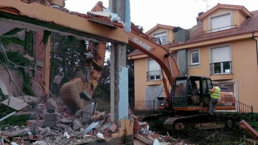 Derribo de dos de los diez chalés de la urbanización O Loureiro, en Pazos, el pasado viernes.