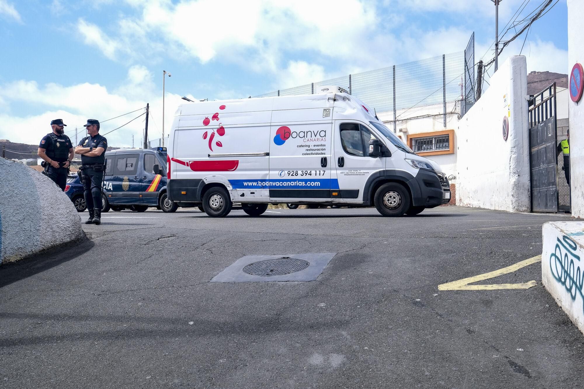 Traslado de menores migrantes asilados a las instalaciones del Canarias 50 en La Isleta