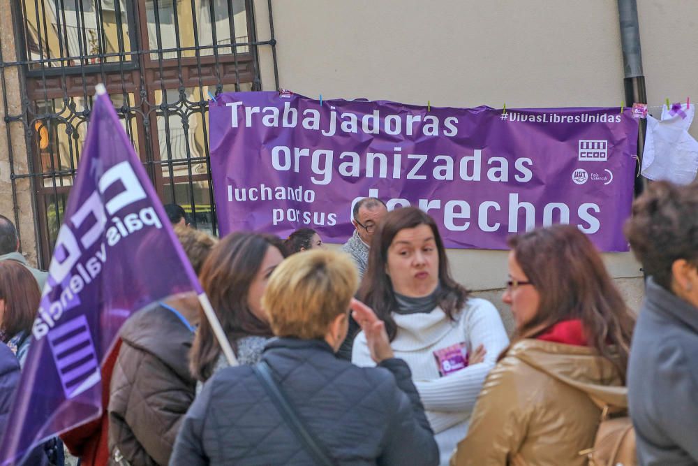 Concentración de colectivos feministas en Orihuela