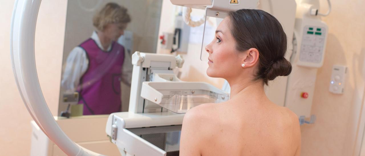Una mujer se somete a una prueba de mamografía en un hospital.