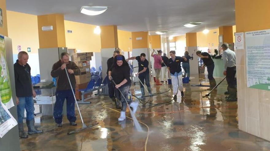 Labores de limpieza del centro de salud de Campanillas.