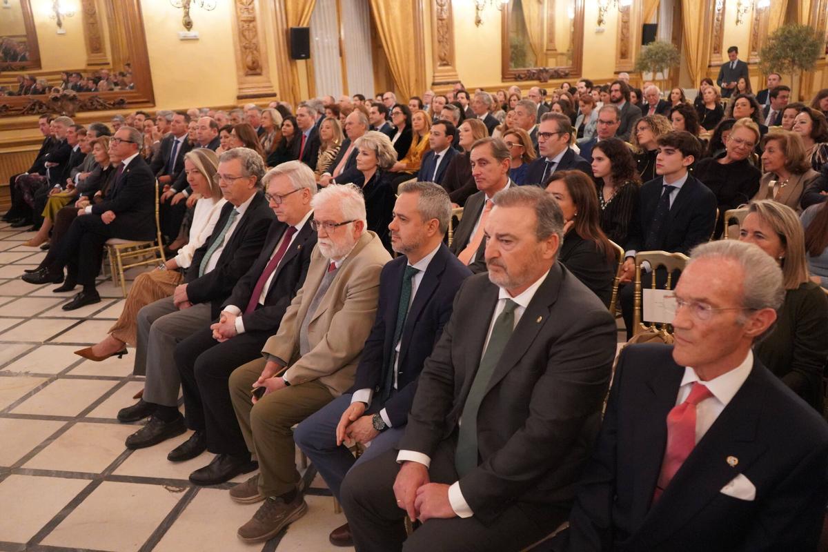 El Real Círculo de la Amistad entrega sus medallas e insignias de oro en el Día del Socio