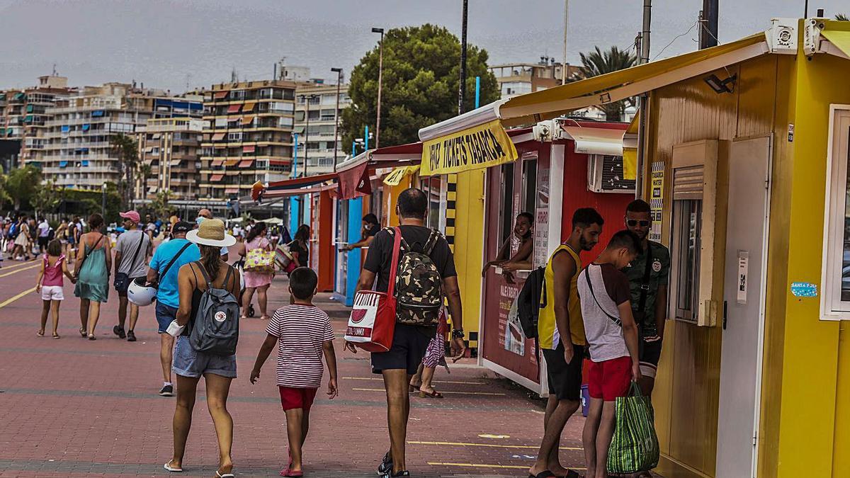 Algunos visitantes compran billetes esta semana en las tabarqueras de Santa Pola.  | ANTONIO AMORÓS