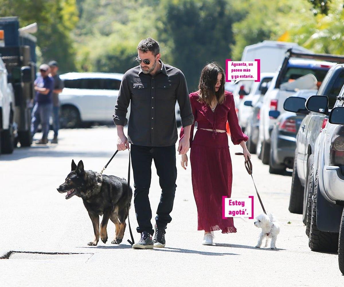 Ben Affleck y Ana de Armas paseando a los perros