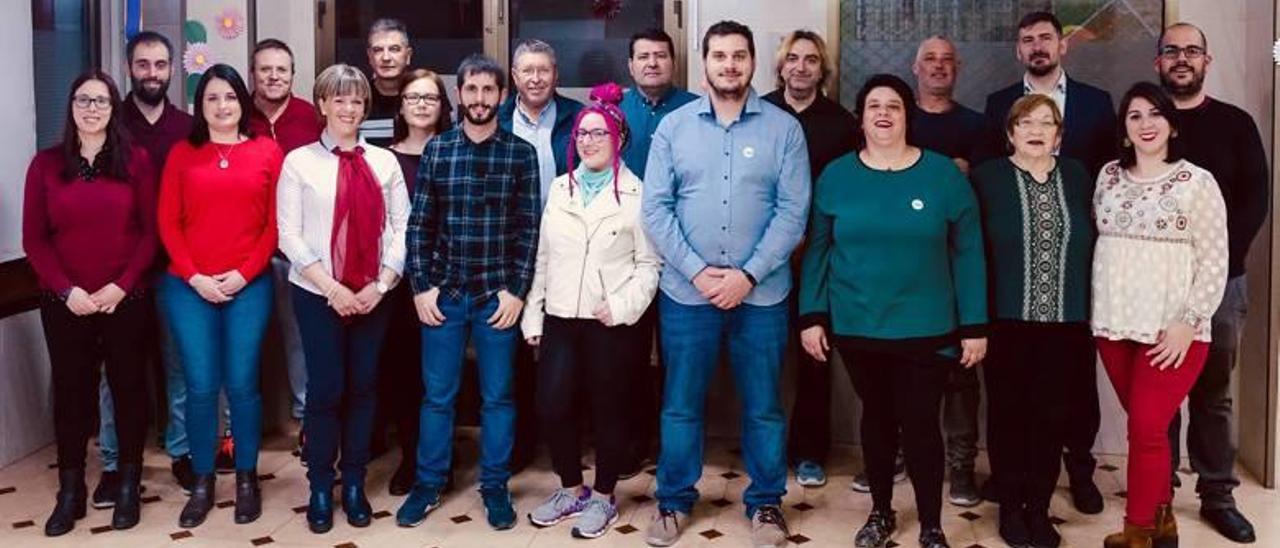 Zeus Grau, al medio con camisa azul, junto al resto de miembros de la candidatura.