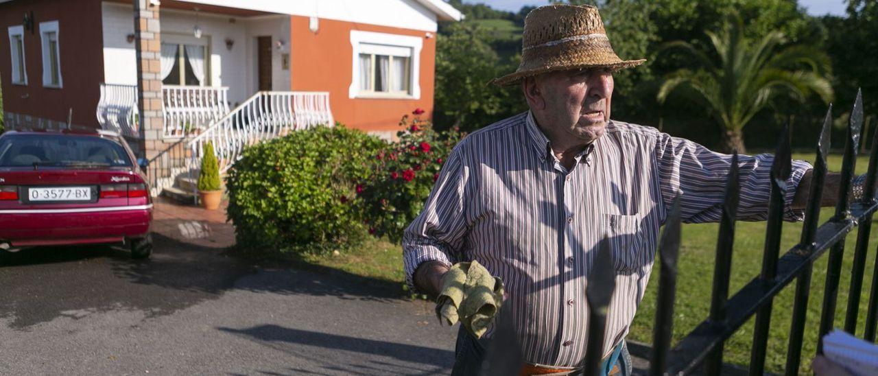 José María Suárez, ayer, en su casa de Somines, en Las Regueras.