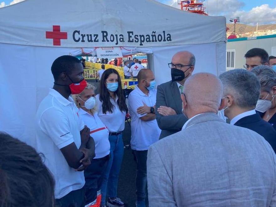 Visita del ministro Grande-Marlaska al puesto de Cruz Roja en el Muelle de Arguineguín