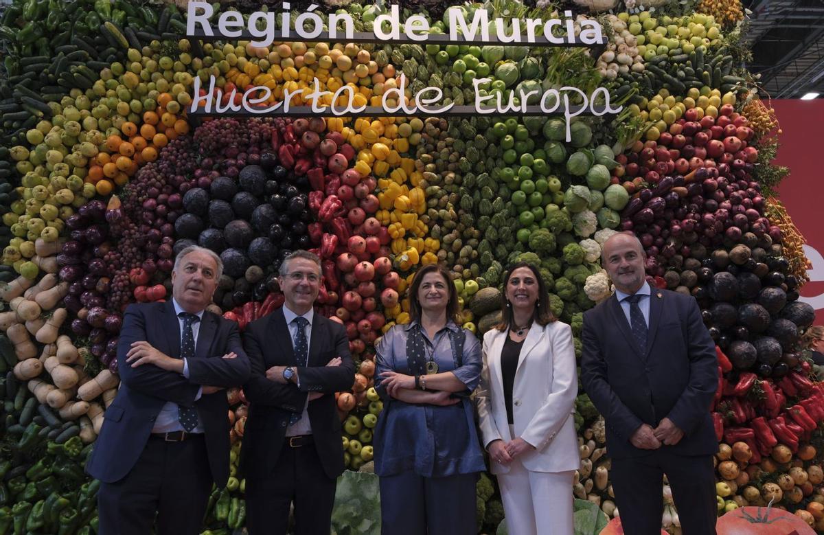 Bartolome Viúdez, Eduardo Baamonde y María Dolores Pagán, de Cajamar, con la consejera Sara Rubira, y el secretario general de la consejería Francisco González.