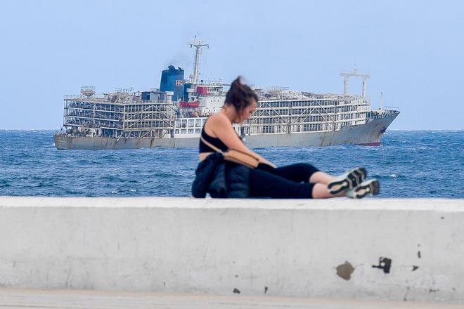 Barco 'Zein I', fondeado cargado de vacas en el Puerto de Las Palmas