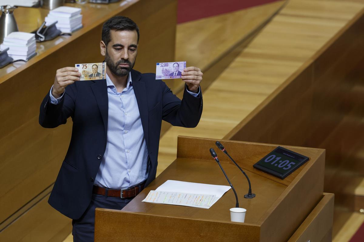 VALENCIA, 21/05/2026.- El síndic socialista en Les Corts Valencianes, José Muñoz, durante la sesión de control del pleno de Les Corts Valencianes al president de la Generalitat, Juanfran Pérez Llorca, en la que responde a preguntas de los grupos parlamentarios sobre la situación y los problemas de la Comunitat Valenciana y sobre la colaboración del Gobierno de España con los valencianos. EFE/Biel Aliño
