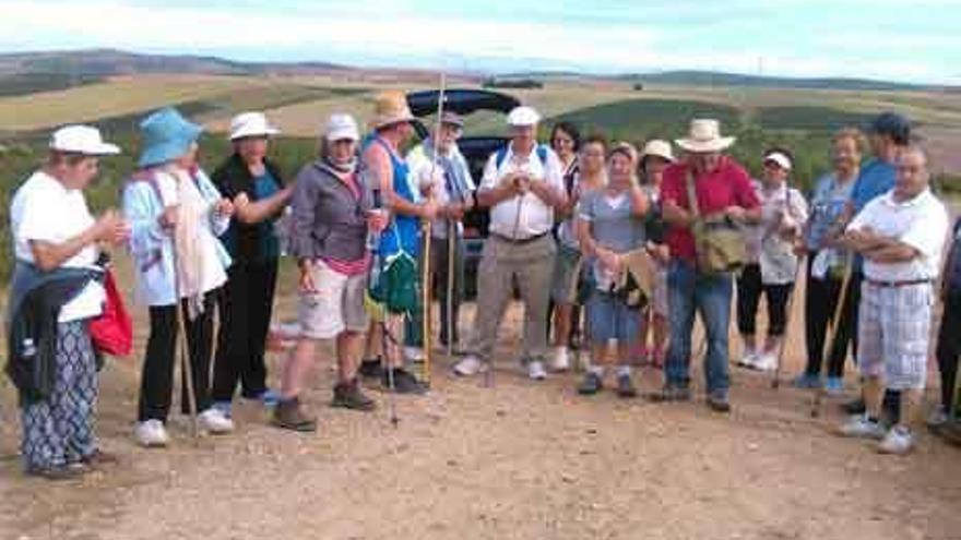 Un grupo de caminantes hace un alto en el camino.