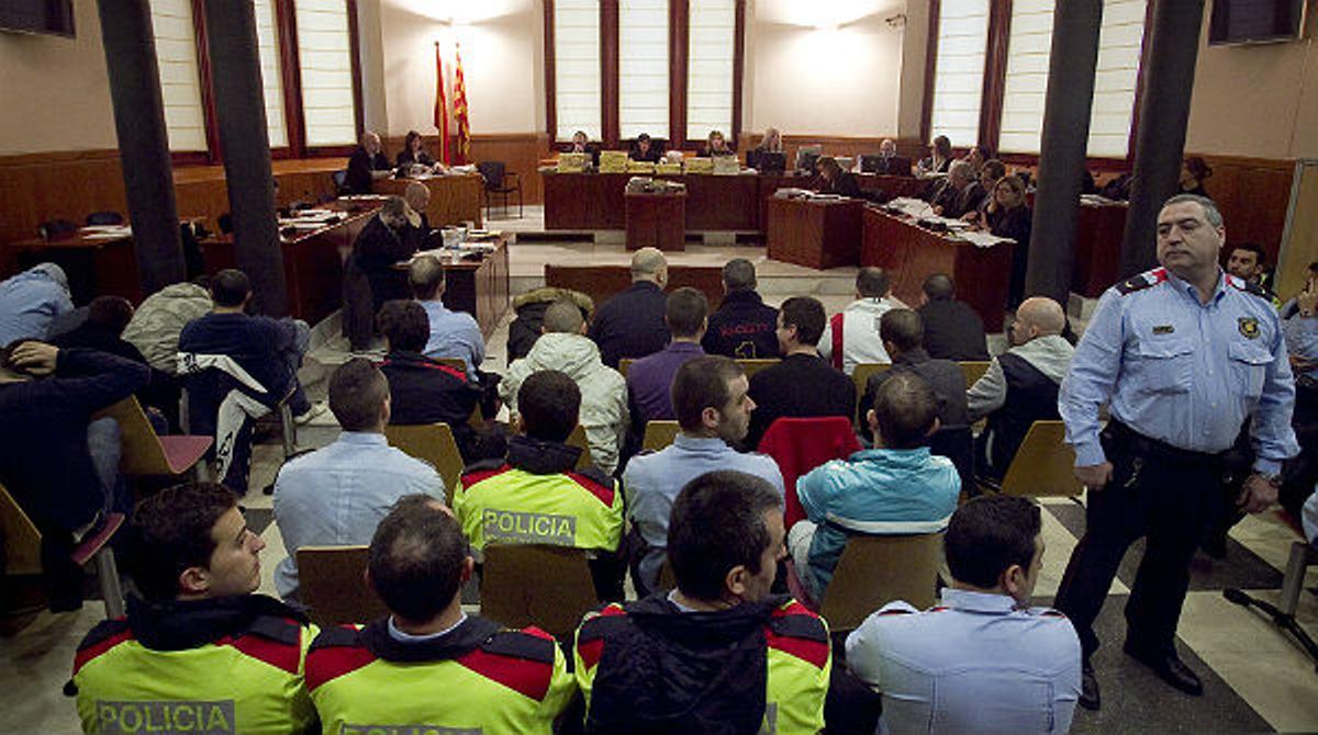 Imatges de la batussa entre ’casuals’ i mossos a l’Audiència de Barcelona, dilluns passat.