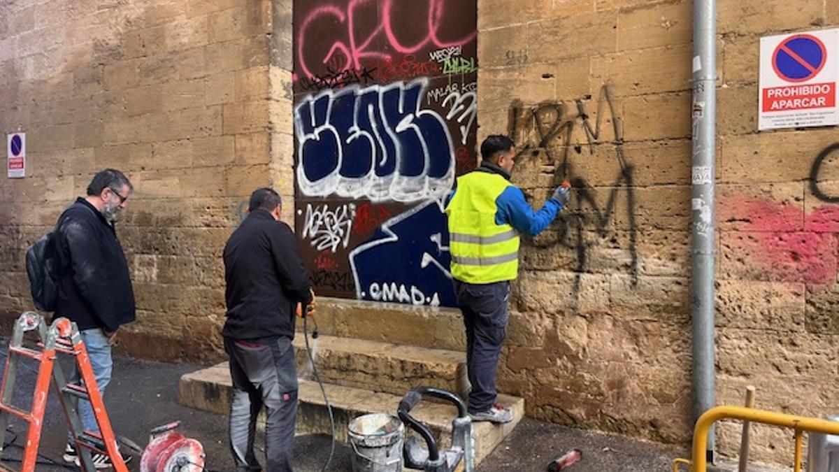 Limpieza de las pintadas vandálicas en el convento de Ses Caputxines.