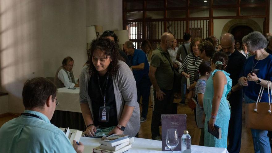 Los tres escritores galardonados en distintas ediciones del Premio Planeta firman ejemplares a los lectores zamoranos, en un alto en su cuentro de Ocultura.