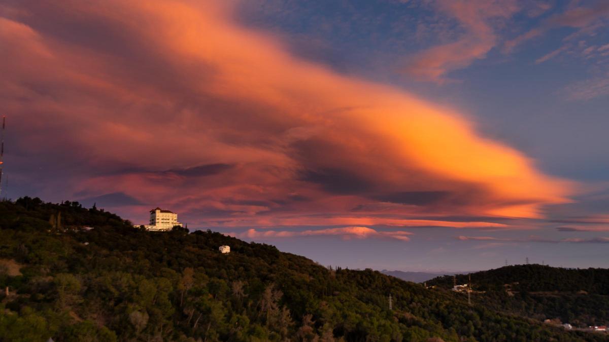 Viernes 22 de diciembre con viento desde el Observatori Fabra de Barcelona. Estas nubes son testigo de este tipo de meteorología