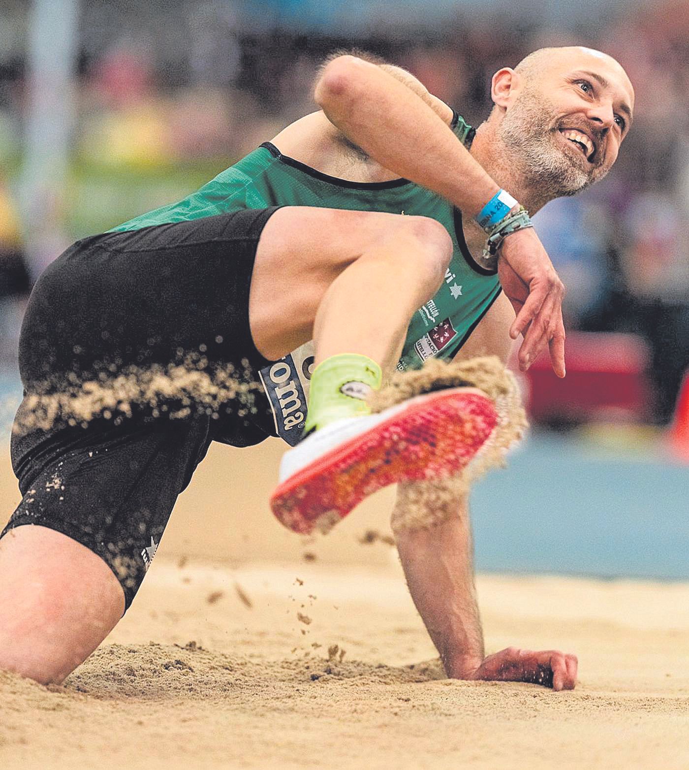 José Emilio Bellido, sonriente tras realizar el salto que, en Ourense, le llevó a ser campeón de España de triple salto, en Ourense.