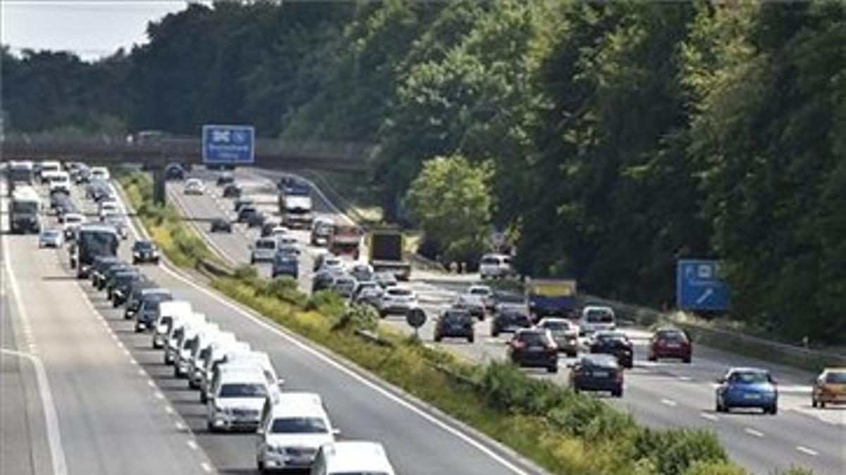 Un convoy de coches fúnebres, llevando, este miércoles, los restos de 16 niños que murieron en el accidente de Germanwings.