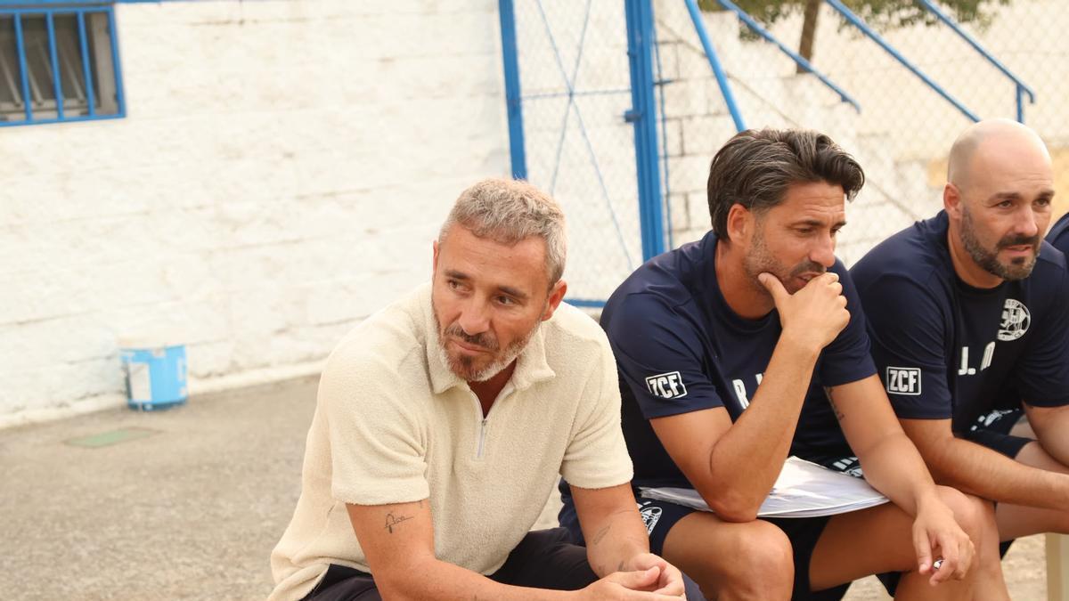 Óscar Cano, Ramón Verdú y Javi Melchor, en el banquillo durante el Zamora CF - Vetusta