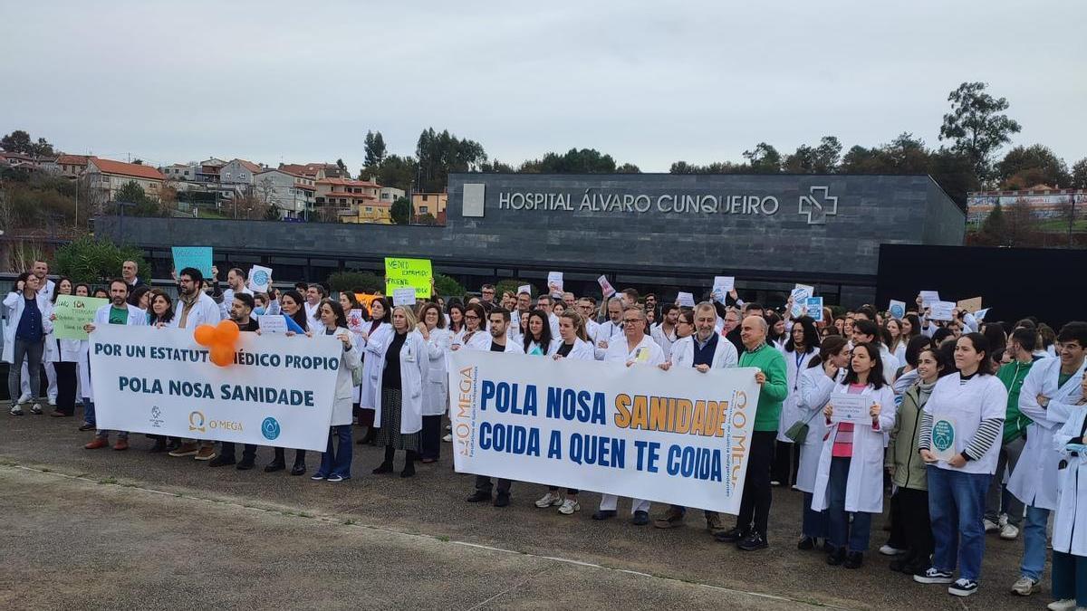 Manifestación de médicos ayer en el Hospital Álvaro Cunqueiro de Vigo.